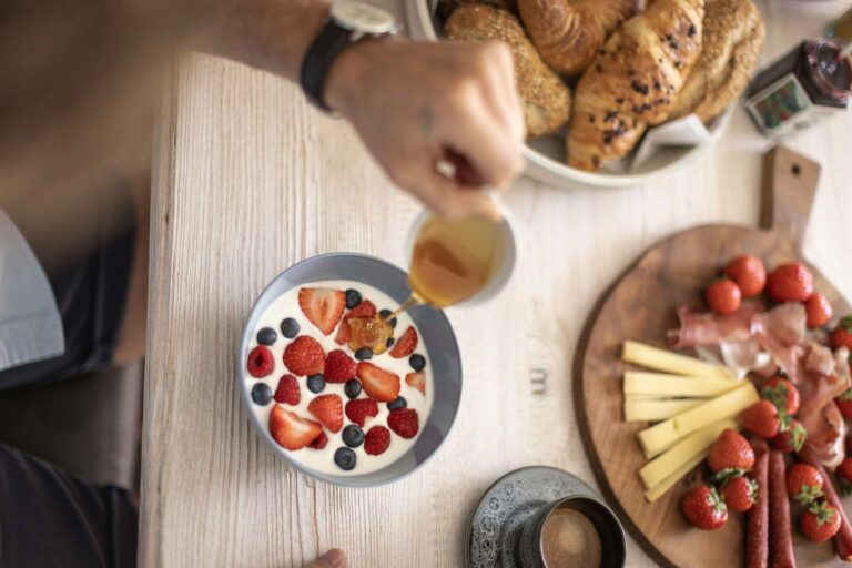 1- Feriendorf Wallenburg Frühstück im Chalet